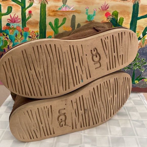 UGGS Women's Short Ankle Distressed Look Boots, Brown, 7-  7 1/2 - Picture 10 of 11